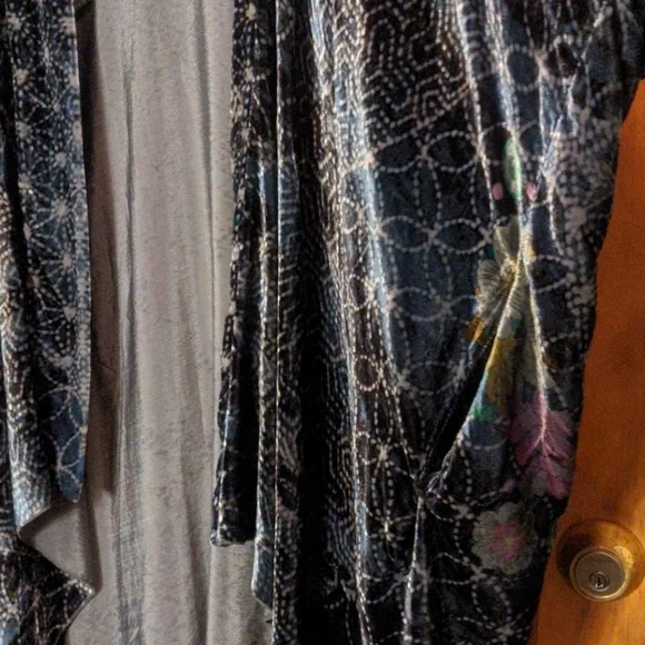 Johnny Was Elegant Black and Gray Velvet Kimono Open Cardigan - Picture 3 of 9